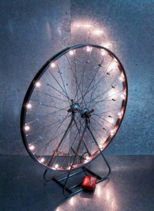 ide kreatif lampu tidur dari rangka roda sepeda